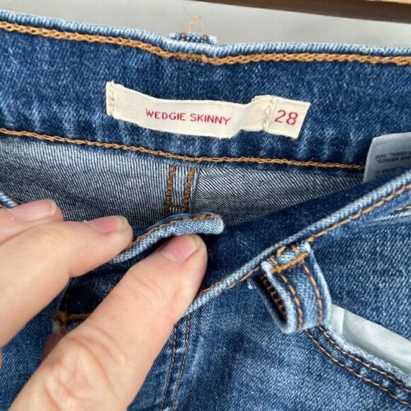 Levi's Medium Blue Ripped Knees Distressed Wedgie Skinny Demin Jeans Size 28 - Picture 4 of 8